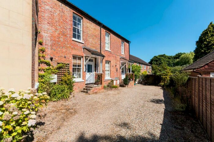 2 Bedroom Terraced House To Rent In - Old Bath Road, Newbury, RG14