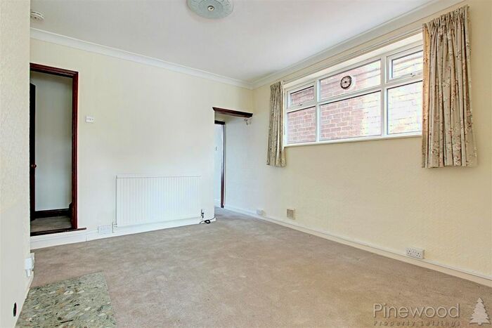 2 Bedroom End Of Terrace House To Rent In Derby Road, Chesterfield, Derbyshire, S40