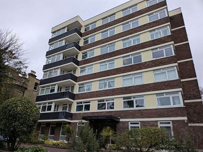 3 Bedroom Flat To Rent In Eaton Gardens, Hove, BN3