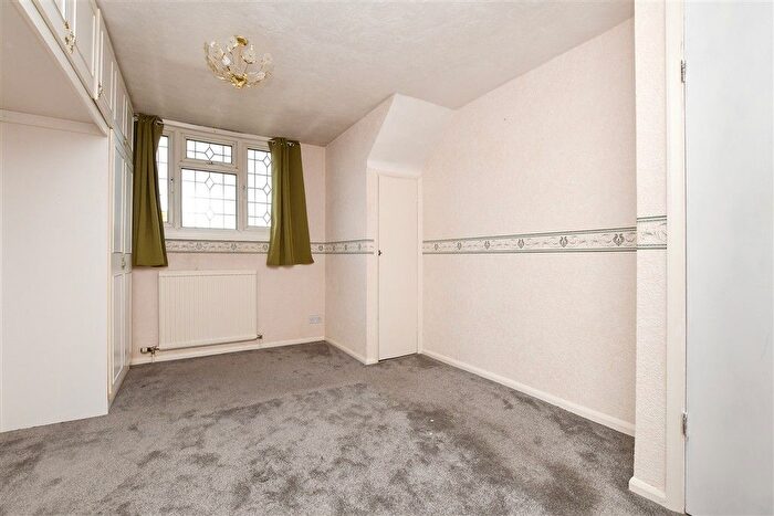 3 Bedroom Chalet For Sale In Martin Close, Warlingham, Surrey, CR6