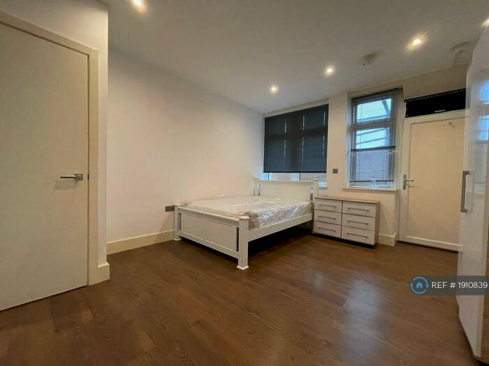 Studio To Rent In Haredon House, Cheam, Sutton, SM3