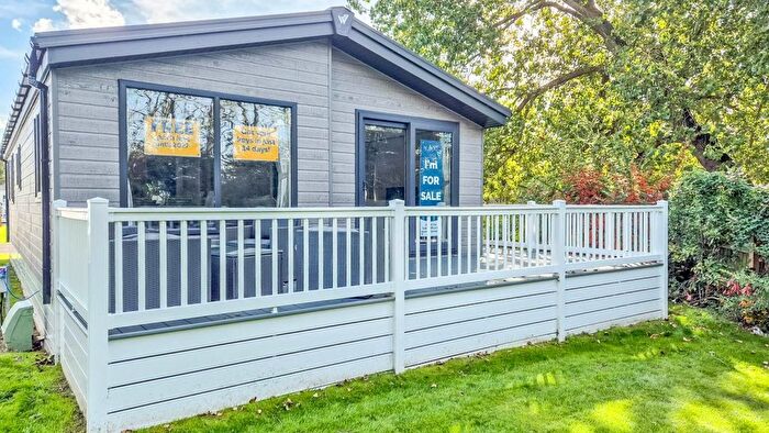 2 Bedroom Mobile/park Home For Sale In Walton Avenue, Felixstowe, IP11