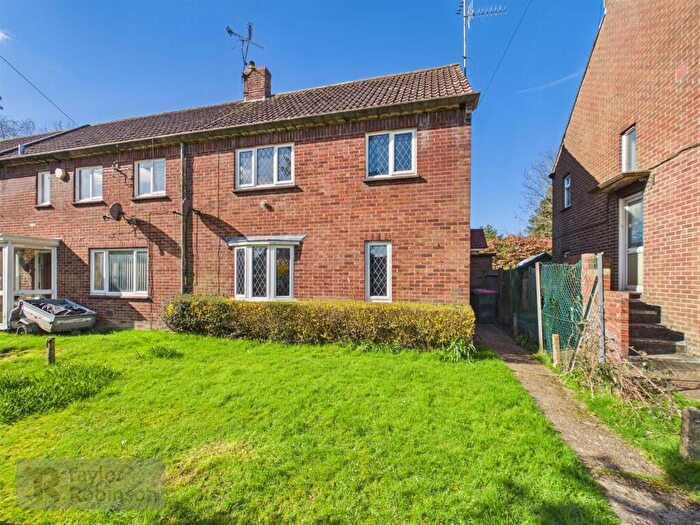 3 Bedroom End Of Terrace House For Sale In Pearson Road, Pound Hill, Crawley, RH10
