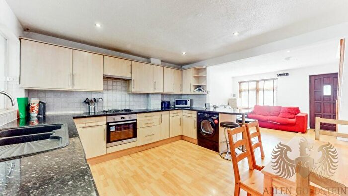 4 Bedroom Terraced House To Rent In Coverley Close, E1