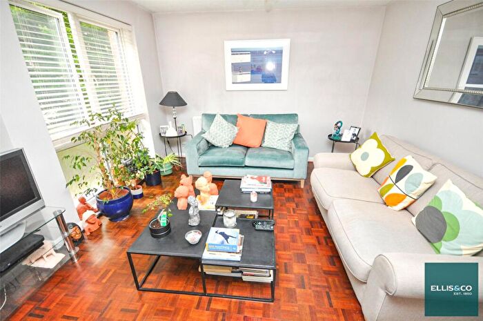 3 Bedroom House For Sale In Waverley Grove, Finchley, N3