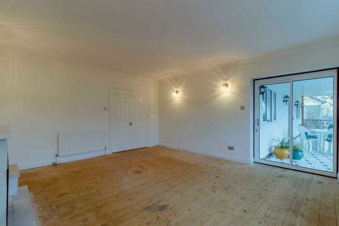 5 Bedroom Detached House For Sale In Bryn Rhedyn, Cwmbran, Llanfrechfa, NP44