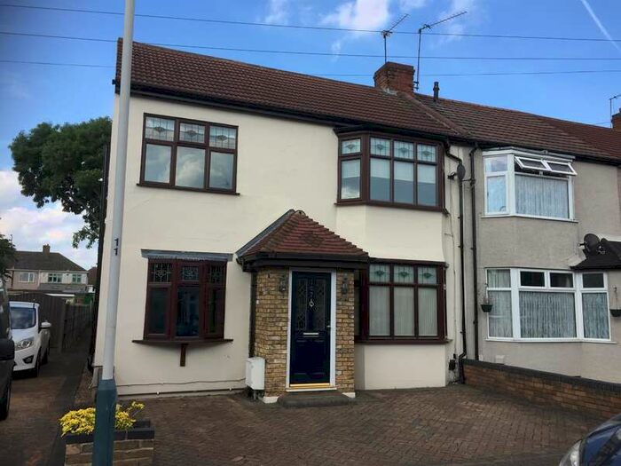4 Bedroom Semi-Detached House To Rent In Harwood Avenue, Hornchurch, RM11