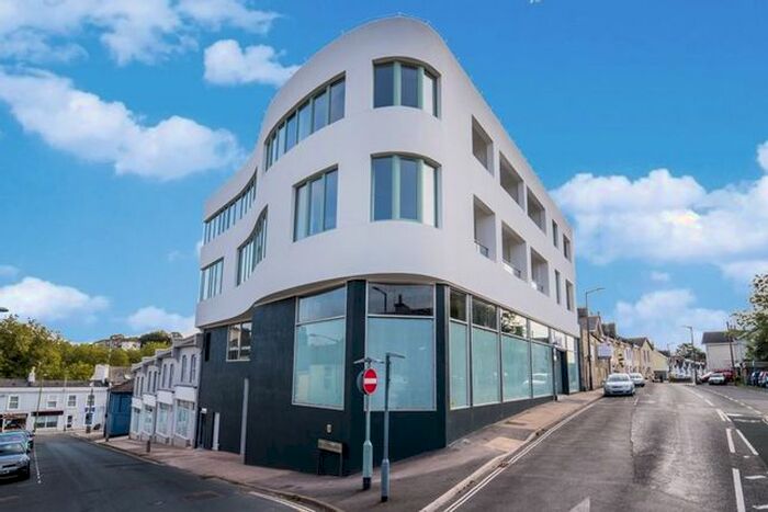 2 Bedroom Flat To Rent In Laburnum Row, Torquay, TQ2