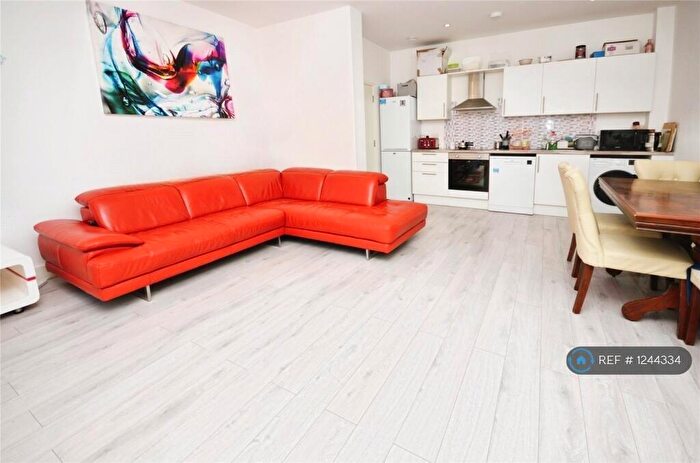 3 Bedroom Flat To Rent In Gatehouse Way, Aylesbury, HP19