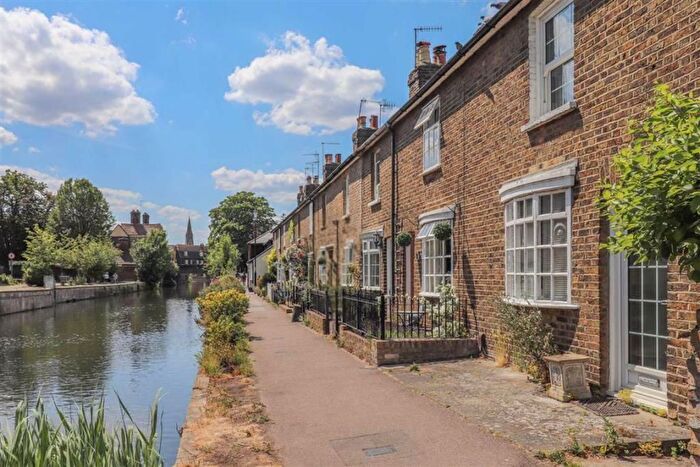 2 Bedroom Property To Rent In Riverside, Folly Island, Hertford, SG14