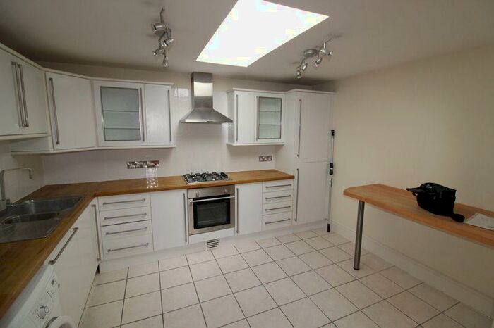2 Bedroom Flat To Rent In Available From End Of June - Knyveton Road, Bournemouth, BH1