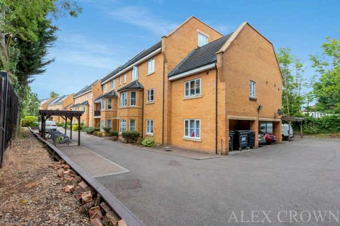 3 Bedroom Apartment To Rent In Bayswater Close, Palmers Green, N13