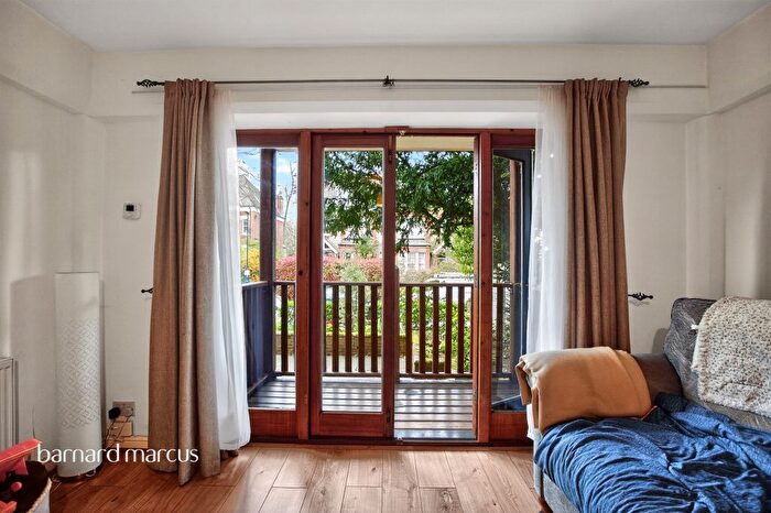 2 Bedroom Flat For Sale In Avenue Road, London, N6