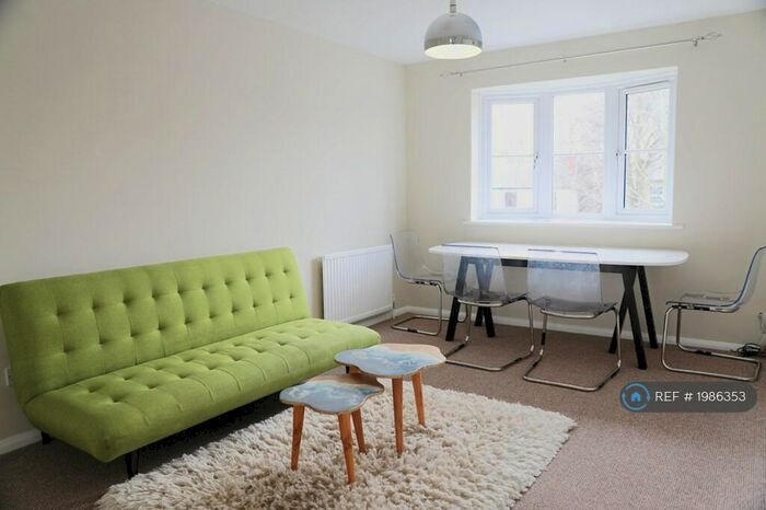 2 Bedroom Flat To Rent In Muirfield Close, Reading, RG1