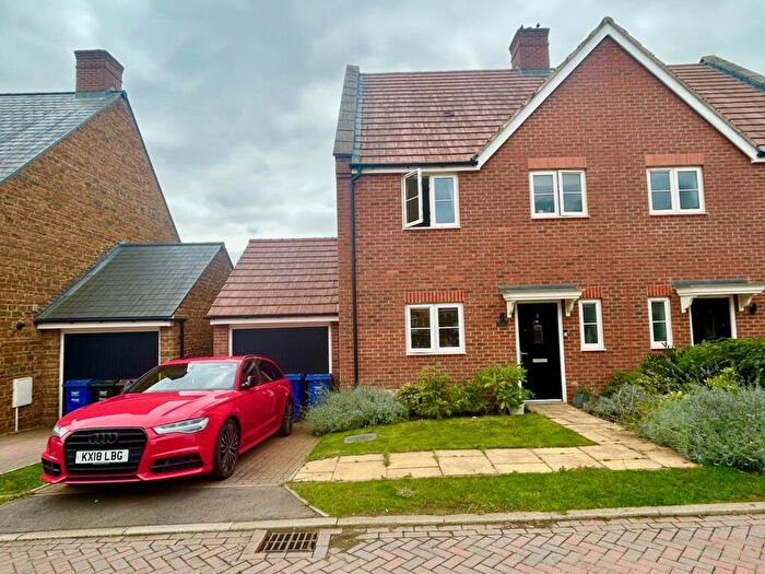 3 Bedroom Semi-Detached House To Rent In Cotefield Drive, Bodicote, OX15