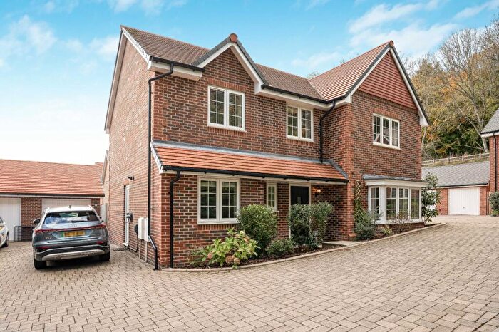 4 Bedroom Detached House For Sale In Walton Close, Alton, Hampshire, GU34