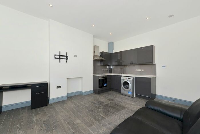 1 Bedroom Flat To Rent In Devonport Road, London, W12