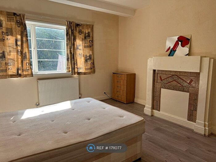 3 Bedroom Flat To Rent In Parson Street, London, NW4