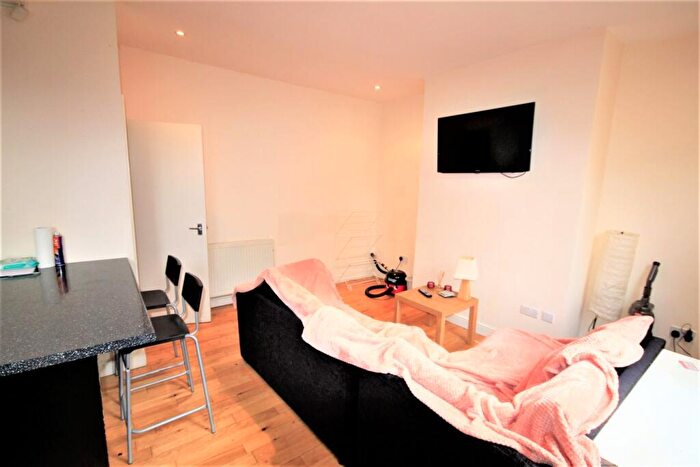 3 Bedroom End Of Terrace House To Rent In Harold View, Leeds, LS6