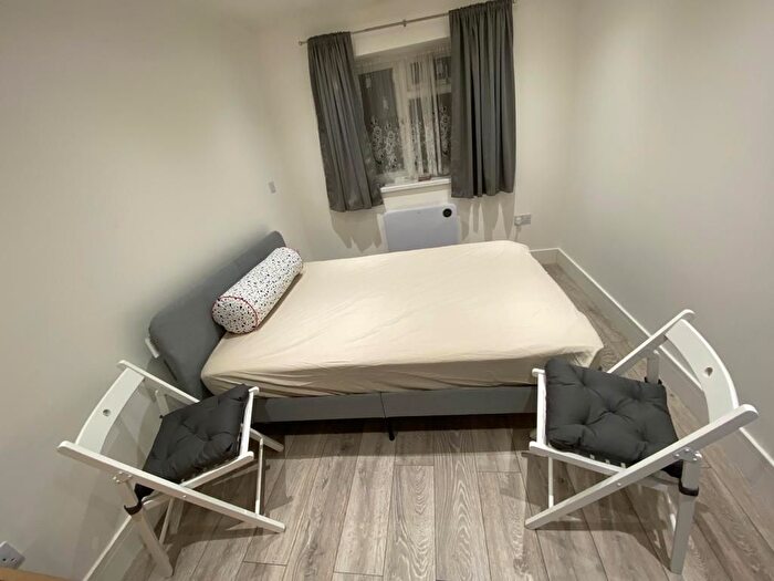 Studio To Rent In Priory Road, Slough, SL1