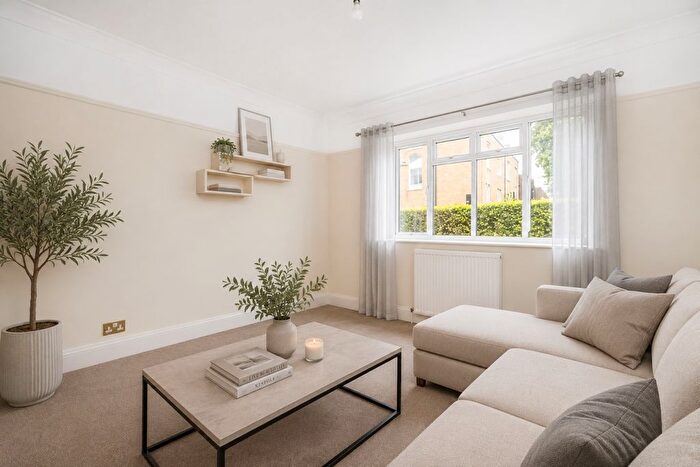 3 Bedroom Flat To Rent In West Road, London, SW4