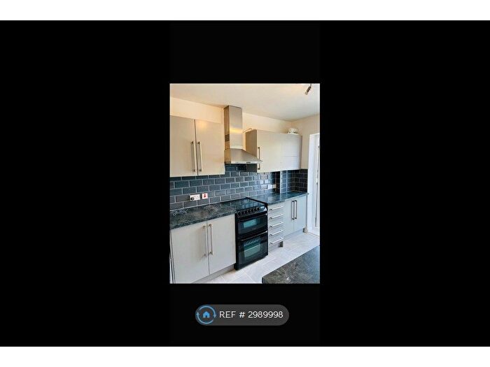 2 Bedroom Flat To Rent In Amblecote Close, London, SE12