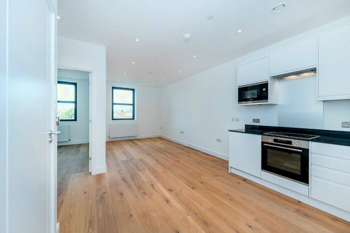 1 Bedroom Flat To Rent In Bridge Road, Chertsey, Surrey, KT16