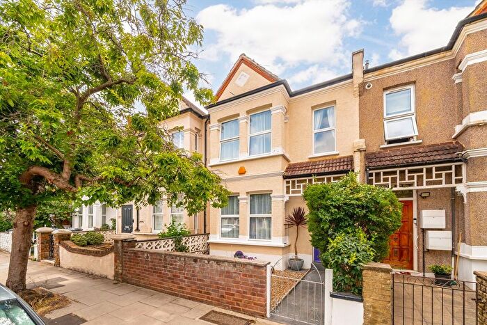 4 Bedroom Property For Sale In Drayton Grove, Ealing, W13