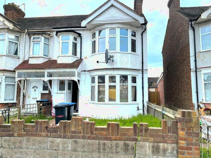3 Bedroom Terraced House To Rent In Collinwood Avenue, Enfield, EN3