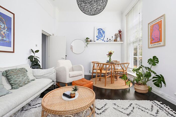 2 Bedroom Flat To Rent In Highbury Crescent, London, N5