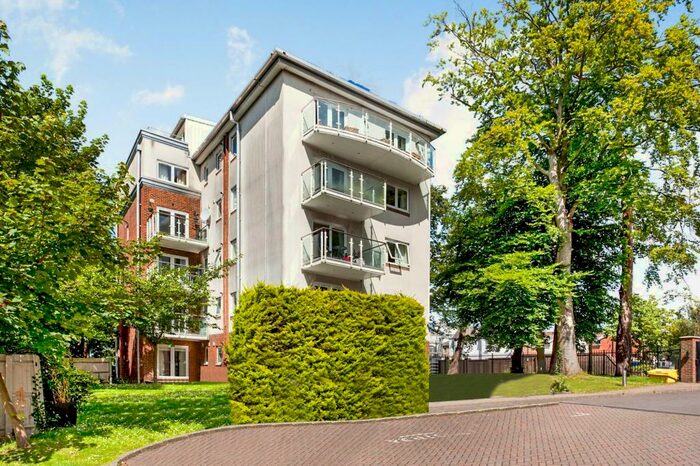 2 Bedroom Apartment To Rent In Turners Hill Road, Pound Hill, RH10