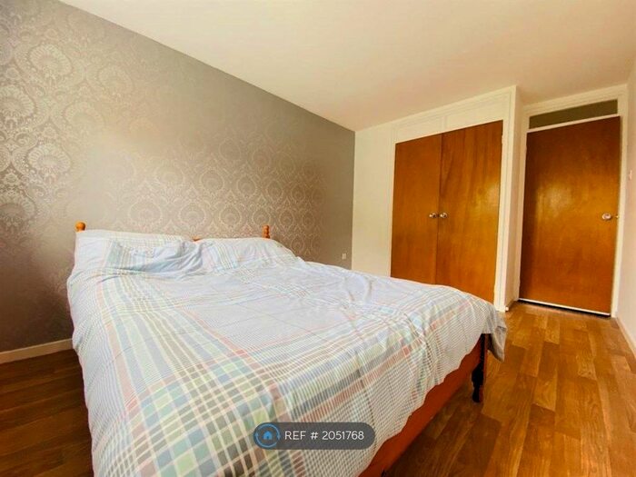 3 Bedroom Flat To Rent In Glebe Court, Glasgow, G4