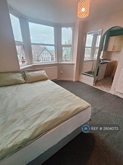 Studio To Rent In Downs Road, Luton, LU1