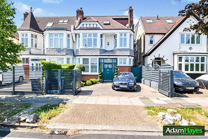 5 Bedroom Semi-detached House For Sale In Hilton Avenue, North Finchley, N12
