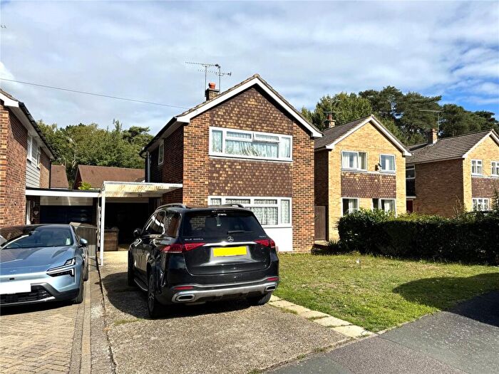 3 Bedroom Link Detached House To Rent In Whitehill Close, Camberley, Surrey, GU15