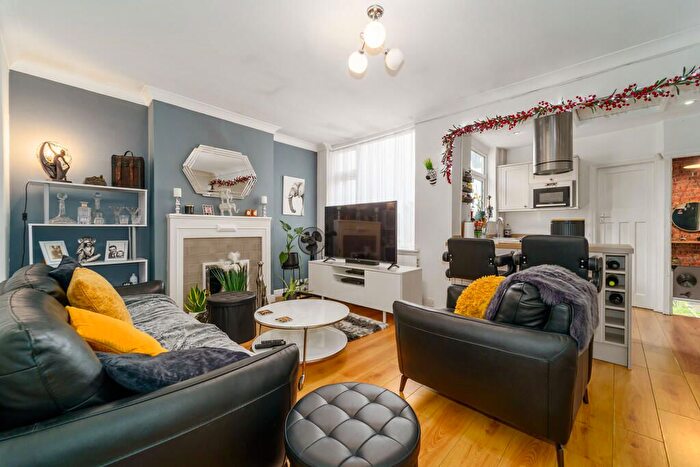 2 Bedroom Maisonette For Sale In Penton Avenue, Staines, TW18