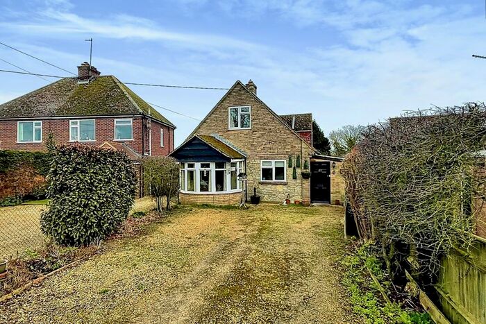 3 Bedroom Bungalow For Sale In Ickford Road, Tiddington, Thame, OX9