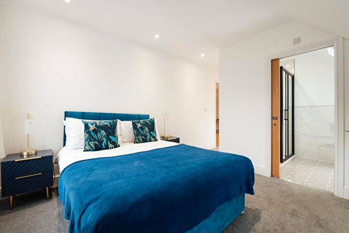 2 Bedroom Flat For Sale In Canadian Avenue, Catford, SE6