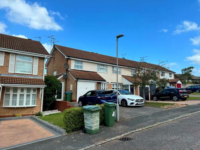 3 Bedroom Semi-Detached House To Rent In Thorp Close, Aylesbury, HP21