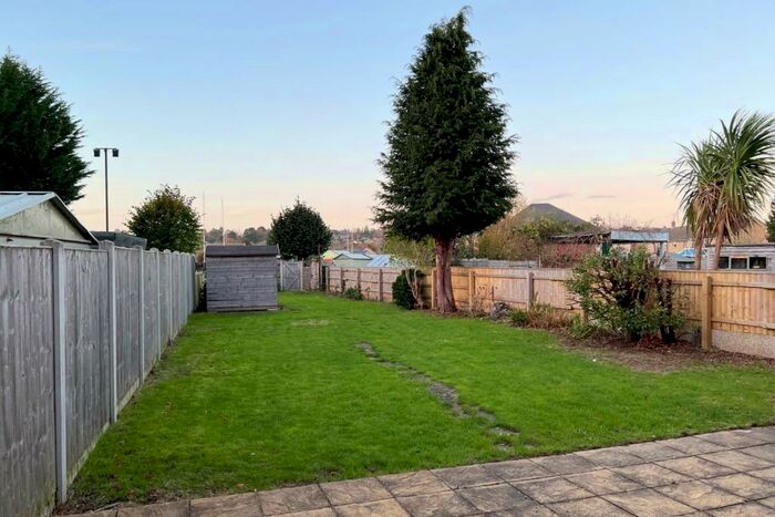4 Bedroom Semi-Detached House To Rent In Wimborne, BH21