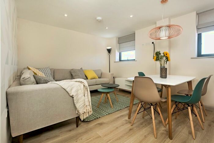 3 Bedroom Flat To Rent In Corner House, Cathays, CF24