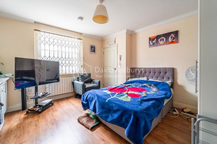 Studio To Rent In Bamborough Gardens, Shepherd's Bush, London, W12