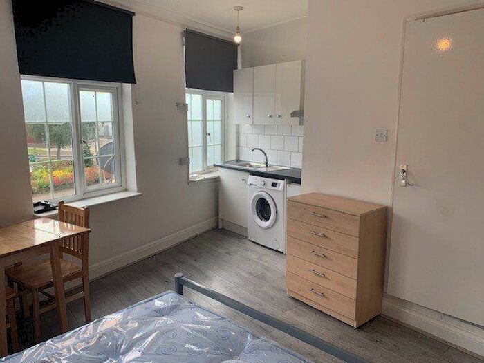 Studio To Rent In The Broadway, London, NW7