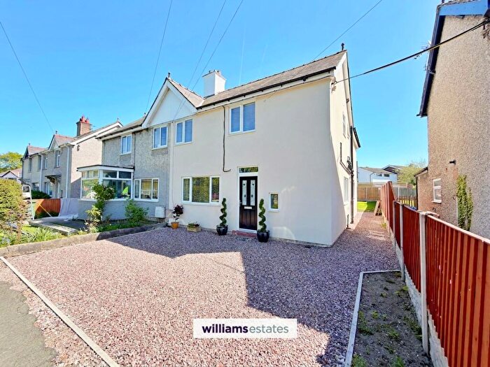 3 Bedroom Semi-Detached House For Sale In Fron Haul, St. Asaph, LL17