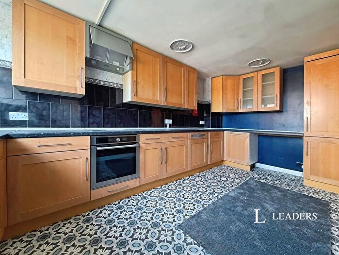 3 Bedroom Flat To Rent In Brook Drive, Wickford, Essex, SS12
