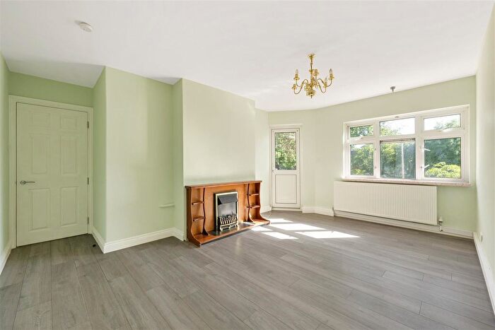 3 Bedroom Flat For Sale In Hermitage Walk, South Woodford, E18