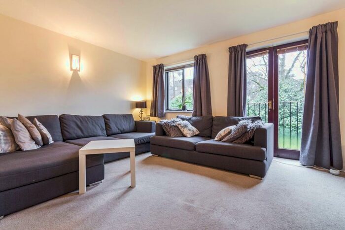 1 Bedroom Apartment To Rent In Maple Court, Wayland Close, RG12