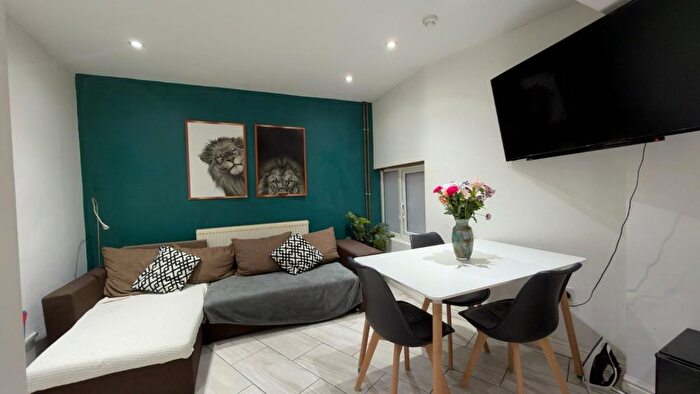 3 Bedroom Flat To Rent In First Floor Flat, A- Upper Parliament Street, Nottingham, NG1