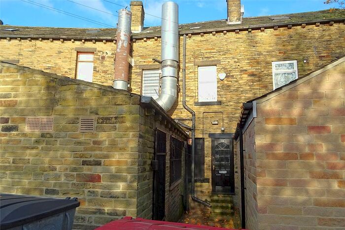 2 Bedroom Flat To Rent In Albion Road, Idle, Bradford, BD10