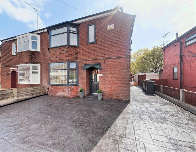 3 Bedroom Semi-Detached House For Sale In Green Avenue, Astley, Manchester, M29